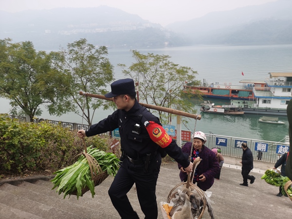 警察蓝+志愿红 共绘平安“同心圆”(图1)