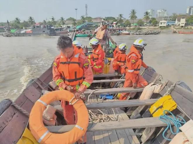 缅甸仰光河一膄小客船翻覆沉没1人失踪(图1)